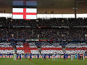 Fans at Stade de France join t...